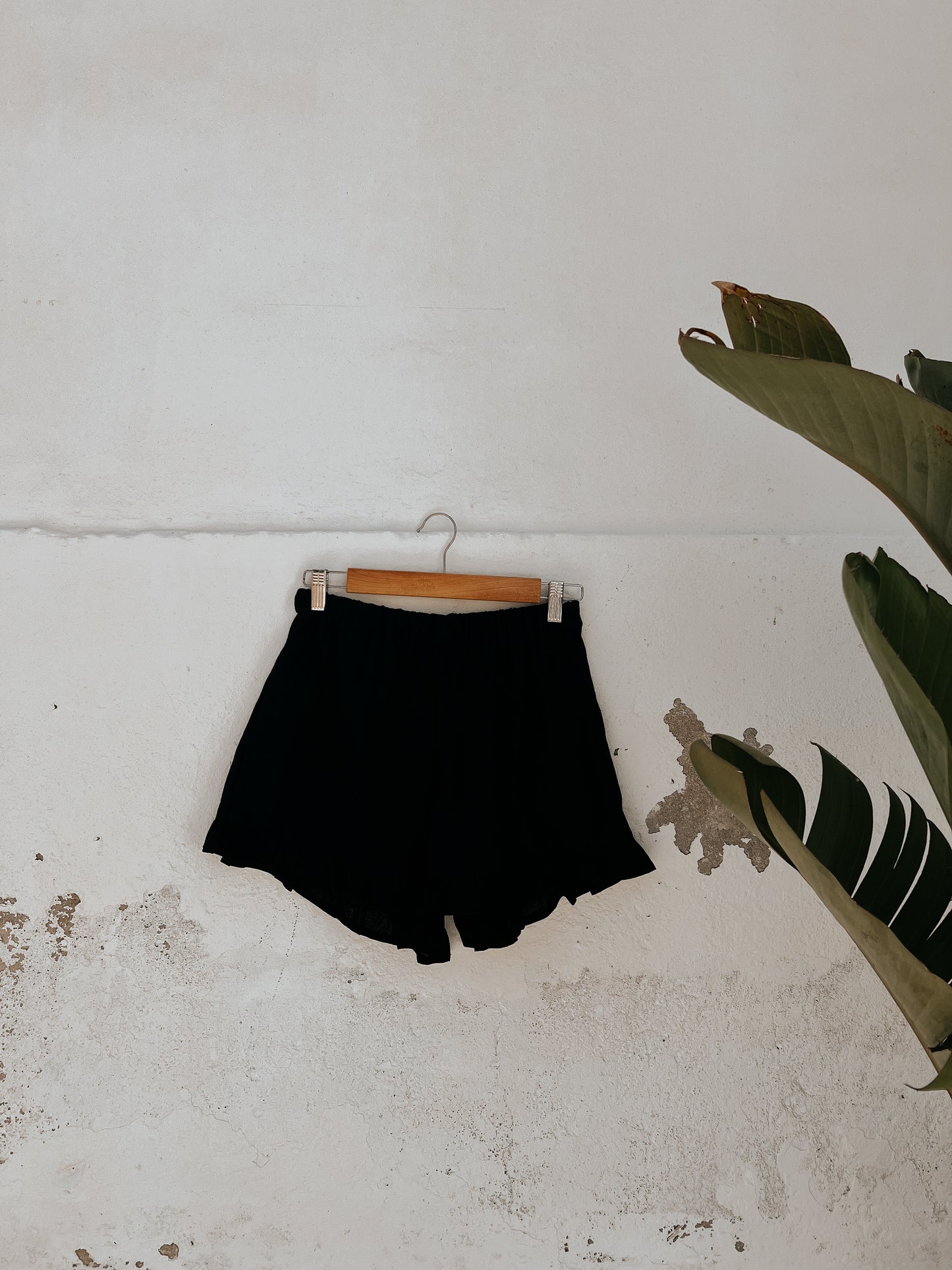 Black linen ruffled shorts