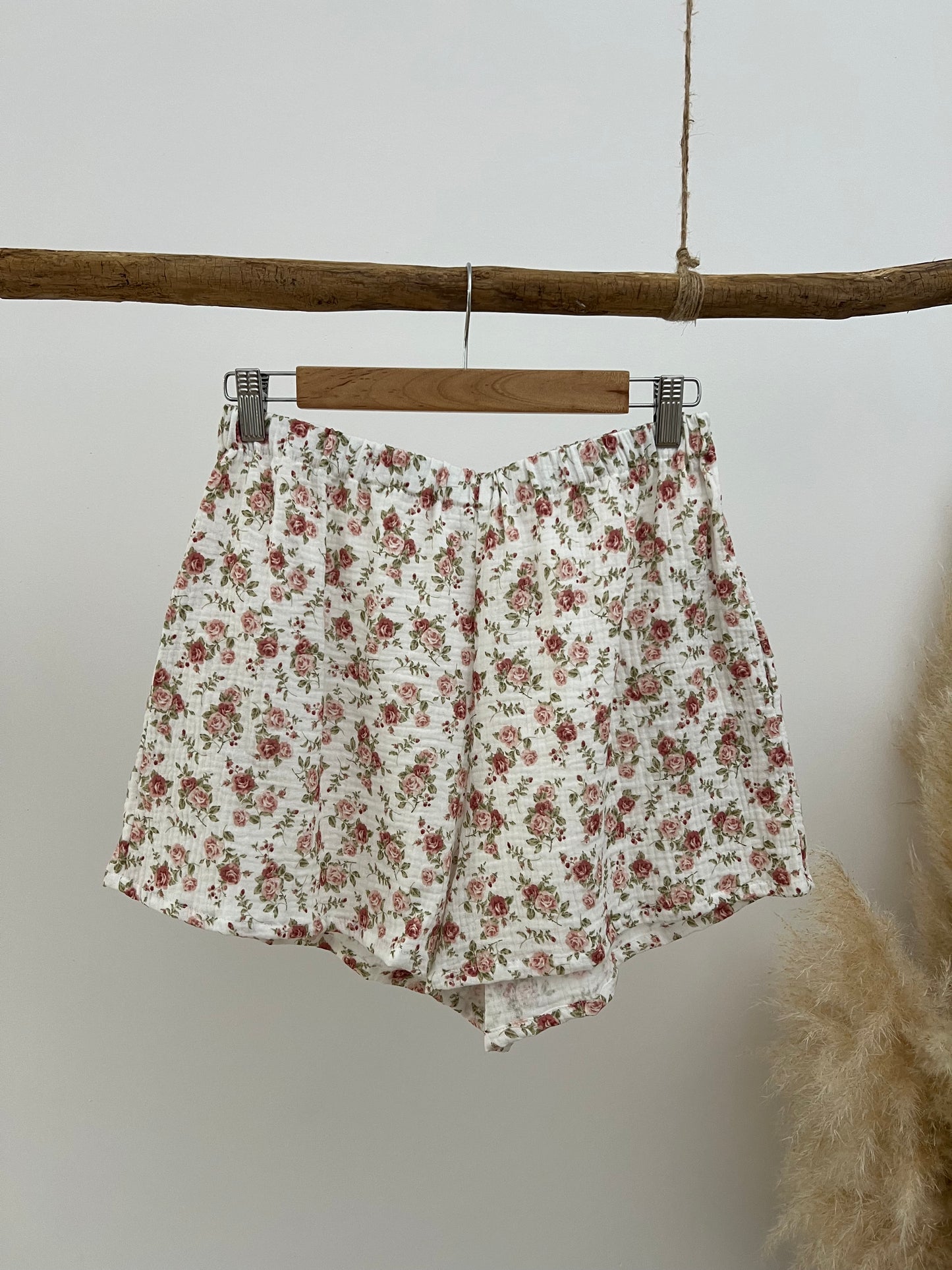 Shorts flores rosa