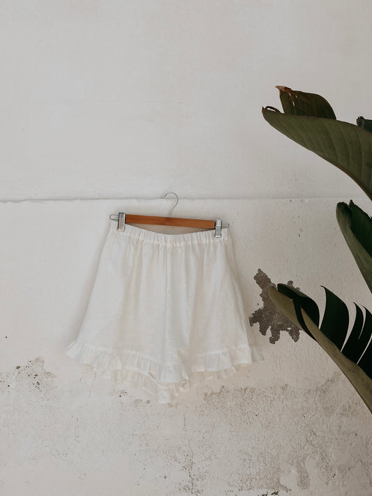 Shorts de lino blanco volante