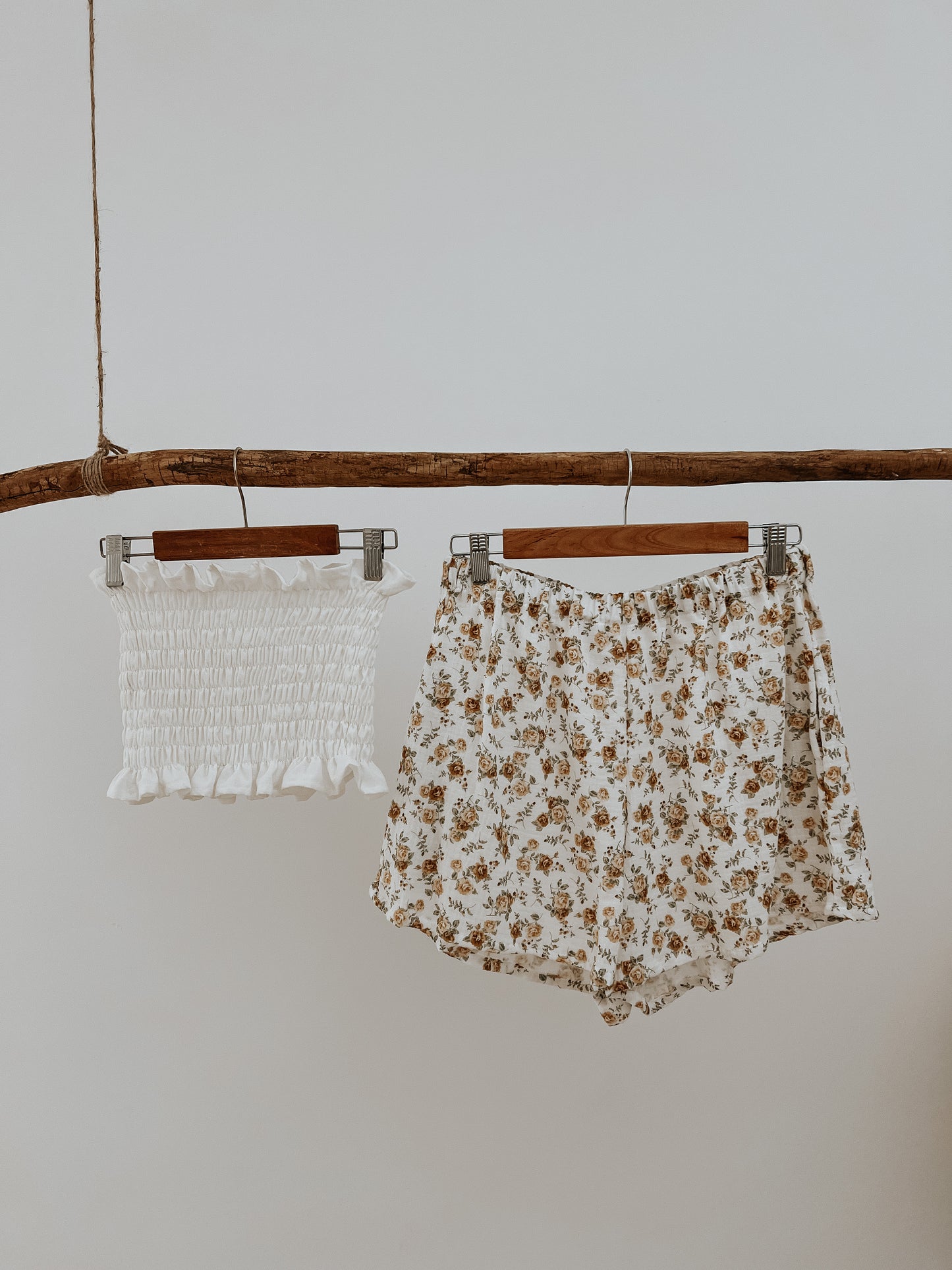 Shorts flores ocre