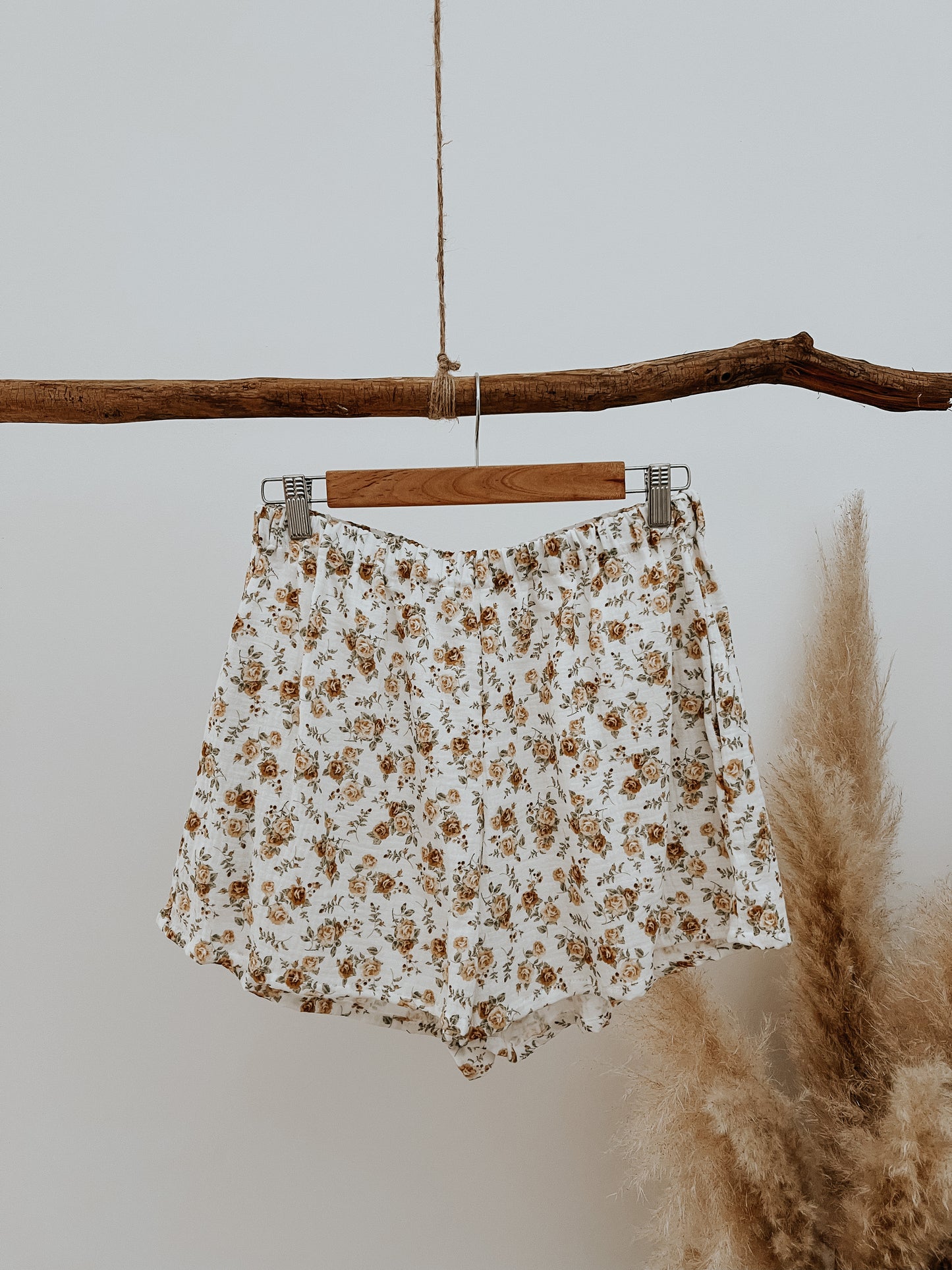 Shorts flores ocre