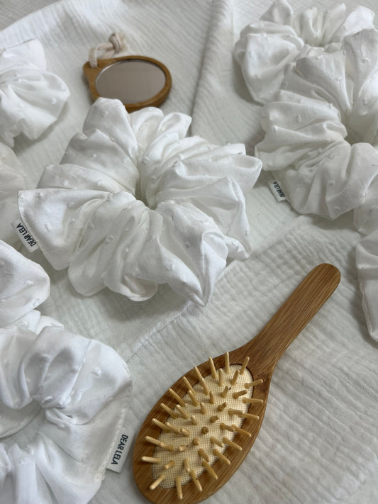 White plumeti scrunchie